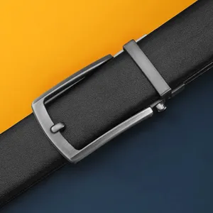 Schwarzer Herren Ledergürtel mit Metall Automatik Schnalle für Business und Freizeit Stil.