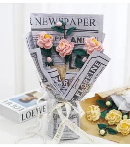 Handgemachte Häkel-Kamelien Blumenstrauß in Zeitungsverpackung, perfektes Geschenk für Frauen.