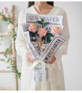 Handgefertigter rosa Kamelien Blumenstrauß gehäkeltes gestricktes romantisches Geschenk