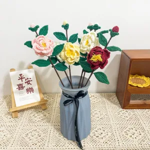 Bouquet de camélias au crochet fait main en pot fleur artificielle laine tricot déco cadeau.