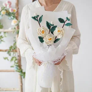 Handgemachte gehäkelte weiße Kamelien Blumenstrauß, elegantes Strickgeschenk für Freundin.