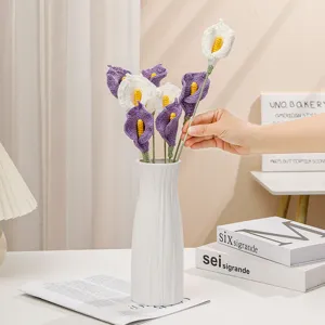 Handgemachter Häkeln Calla Lilien Blumenstrauß, gestrickte künstliche Blumen für Heimdekoration.