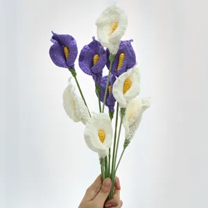 Handgefertigter Häkel-Calla-Blumenstrauß als fertige künstliche Blume für Abschlussgeschenk.