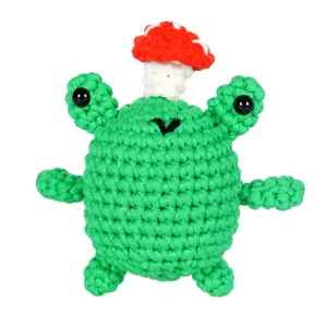 Peluche rana all'uncinetto fatto a mano con design a fungo, morbida bambola in filato per regali.