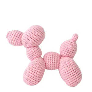 Simpatico cane palloncino all'uncinetto rosa, peluche lavorato a mano per decorare la casa.