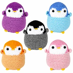 Set di simpatiche bambole pinguino all'uncinetto fatte a mano, peluche colorato decoro.