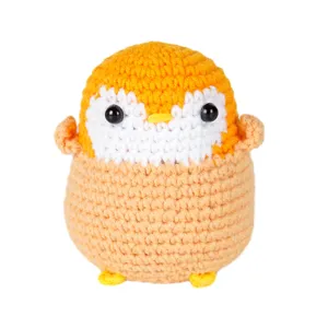 Peluche pinguino all'uncinetto fatto a mano, simpatica bambola lavorata per scrivania