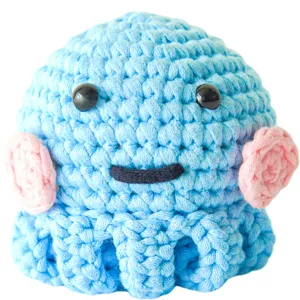 Bambola di peluche di polpo all'uncinetto carina fatta a mano per decorazione e regalo