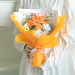 Bouquet di fiori di giglio all'uncinetto fatto a mano, composizione floreale mista regalo.