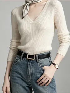 Elegant genuine leather belt for women with a sleek metal buckle, perfect for stylish jeans.