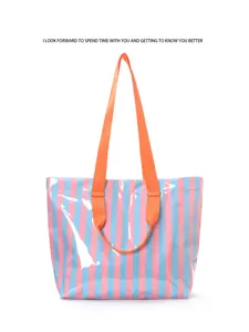 Vista dettagliata della borsa tote a righe con manici arancioni vivaci e grande capienza.