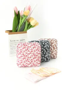 Détail de la jolie pochette carrée zippée à motif floral pour vos petits objets.