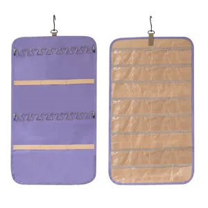Details van dubbelzijdige hangende sieradenorganizer met doorzichtige PVC-zakken en haken.