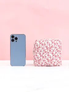 Jolie trousse de maquillage carrée à fleurs organisateur hygiénique portable pochette.