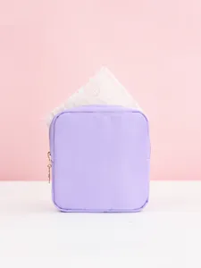 Detaillierte Ansicht der lila Damen Hygiene Aufbewahrungstasche für den täglichen Gebrauch.