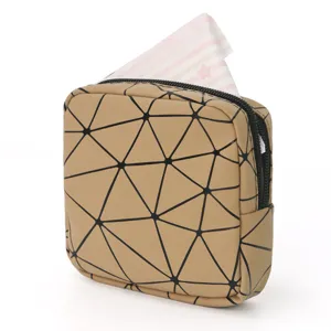 Khakikleurig PU-lederen cosmetisch tasje met geometrisch patroon en ritssluiting detail.