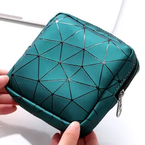 Detailopname van het donkergroene geometrische PU-lederen cosmetica- en opbergetui.