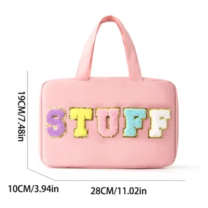 Gran bolsa de maquillaje rosa con parches de letras coloridas, bolso de aseo.