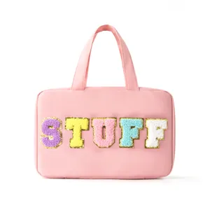 Bolsa cosmética grande rosa con letras coloridas STUFF vista frontal principal