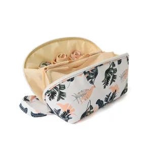Grand sac de rangement pour sous-vêtements portable avec imprimé tropical pour les voyages.