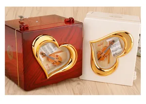 Detailed view of dual color heart violin music boxes, perfect desktop gift ornament.