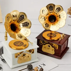 Boite a musique gramophone retro phonographe vintage decoration de bureau et maison.
