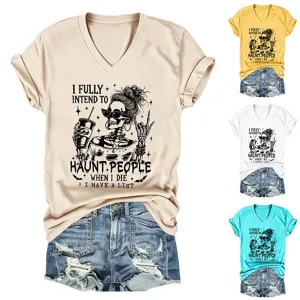 Gedetailleerd overzicht dames casual V-hals korte mouw t-shirt met skeleton grafisch en jeans short.