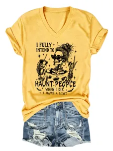 Gele V-hals korte mouw t-shirt detail met opvallende skeletprint en hippe denim short.