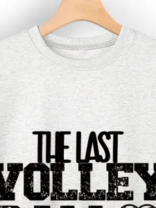 Nahaufnahme des stylischen grauen Sweatshirts mit auffälligem Buchstaben-Print auf der Brust.
