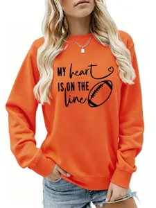 Dettaglio in primo piano della felpa sportiva casual a maniche lunghe da donna in arancione acceso.