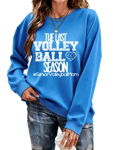 Detailansicht eines blauen Langarm-Sweatshirts mit Volleyball-Saison-Print und Rundhalsausschnitt.