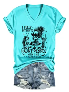 Gedetailleerd uitzicht van het turquoise V-hals korte mouw t-shirt met grappige skelet print.