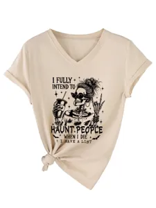 Close-up detail van de grafische print en geknoopte zoom op dit casual V-hals t-shirt.