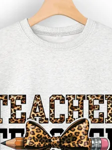 Vista detallada del bonito gráfico de leopardo de maestro y el diseño de lápiz de lazo sudadera.