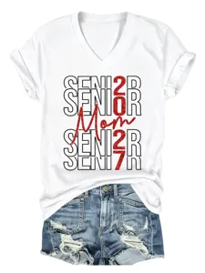 Damen weißes V-Ausschnitt Kurzarm T-Shirt mit Senior Mom 2027 roter Glitzer Grafik.