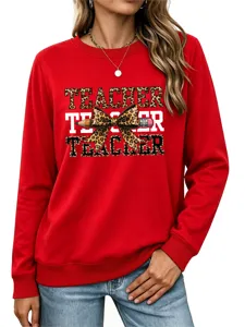 Primer plano de sudadera roja de mujer con estampado de profe lazo leopardo y lápiz.