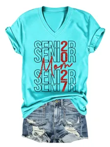 Nahaufnahme des türkisfarbenen Senior 2027 Mom V-Ausschnitt T-Shirts mit rotem Glitzerdruck.