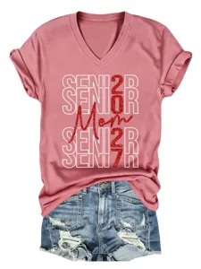 Damen V-Ausschnitt Kurzarm T-Shirt kombiniert mit Jeansshorts, lässiges modisches Oberteil.
