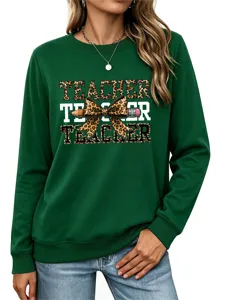 Detalle de sudadera de mujer verde oscura de manga larga con estampado de leopardo profe.