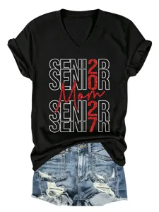 Schwarzes Damen V-Ausschnitt Kurzarm T-Shirt mit Senior 2027 Mom Motiv und Jeansshorts.