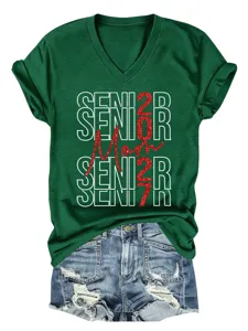 Grünes V-Ausschnitt T-Shirt mit Senior 2027 Mom Print kombiniert mit Jeansshorts.