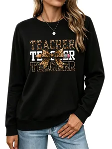 Vista detallada de sudadera de profesora con estampado de leopardo y diseño de lápiz.
