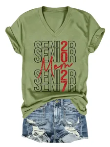 Detailansicht des olivgrünen V-Shirts mit glitzerndem roten Senior 2027 Mom Aufdruck.