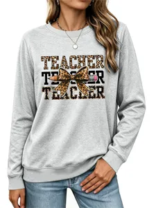 Vista detallada de la sudadera gris de mujer profesora con lazo de leopardo y estampado de lápiz.