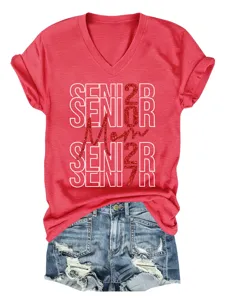 Rotes V-Ausschnitt Kurzarm-T-Shirt mit glitzerndem Senior Mom 2027 Print und Jeansshorts.
