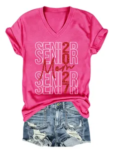 Nahaufnahme des Damen V-Ausschnitt Kurzarm T-Shirts, rosa Glitzer Senior 2027 Mom Grafik.