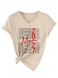 Nahaufnahme Damen V-Ausschnitt Kurzarm T-Shirt mit rotem Glitzer Senior 2027 Mom Motiv.