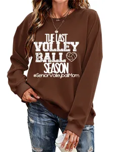Nahaufnahme Detail des braunen langärmligen Sweatshirts mit Volleyballgrafik und Aufdruck.