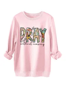 Primo piano della stampa con lettere floreali PRAY rosa sulla comoda felpa.