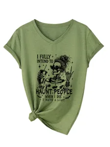 Gedetailleerd overzicht van een olijfgroen V-hals T-shirt met grappige skeletprint.